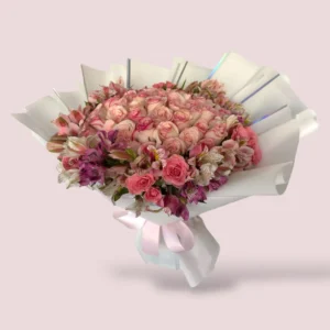 50 Rosas dovela con astromelia y mini rosa